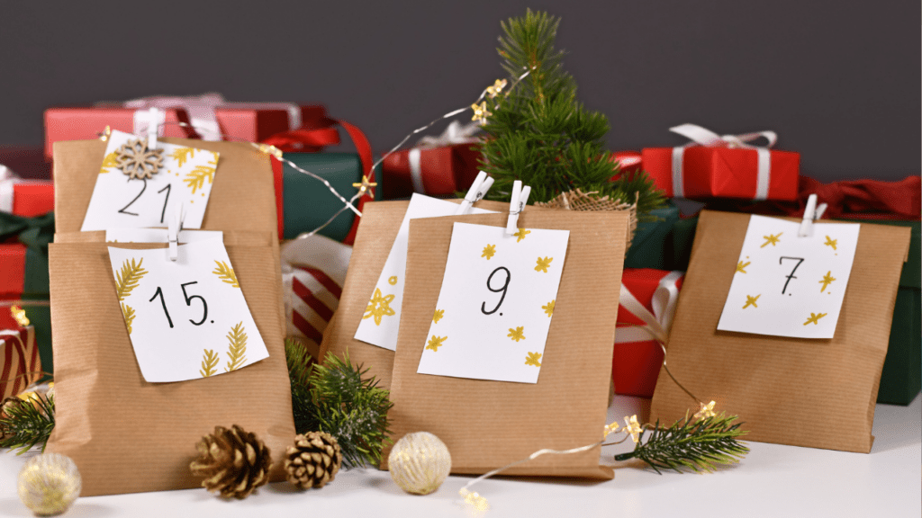 Selbstgebastelter Adventskalender mit kleinen Geschenken.